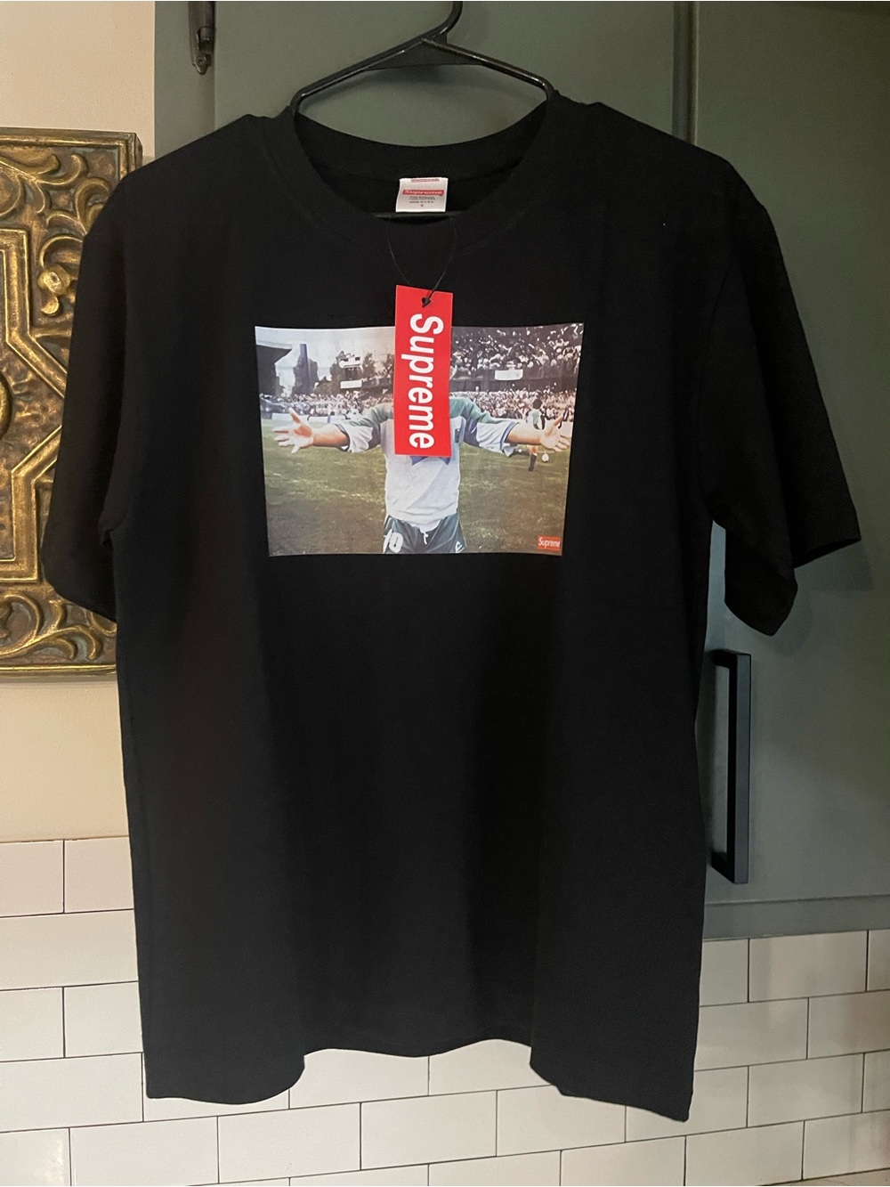 Mens Graphic Design Tee Size S.